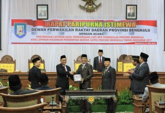 Penandatangan penyerahan LHP BPK Perwakilan Bengkulu terhadap LKPD Provinsi Bengkulu TA 2017.