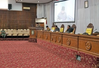 Mewakili pemerintah Provinsi Bengkulu, Kepala Biro Administrasi Perekonomian dan SDA Setda Provinsi Bengkulu Anzori Tawakal menghadiri rapat Paripurna DPRD Provinsi Bengkulu.