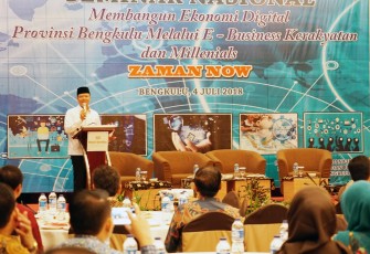 Plt. Gubernur Bengkulu Rohidin Mersyah saat menjadi Keynote Speaker Seminar Nasional Magister Manajemen Universitas Bengkulu.