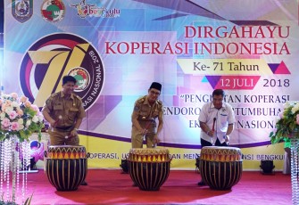 Asisten III Setda Provinsi Bengkulu Gotri Suyanto saat membuka Gelar Bazar Produk Koperasi UKM.