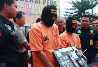 Kedua tersangka menunjukan barang bukti saat jumpa pers di halaman Mapolres Rejang Lebong Rabu (8/8) kemarin.