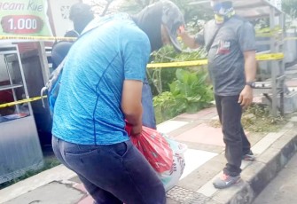 TIM Densus 88 Anti Teror saat mendatangi kediaman WL dan membawa sejumlah barang