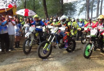 JABR-Peserta lomba JAB’R Adventure Trail dilepas langsung oleh Kadispora Merisasdi mewakili Gubernur Bengkulu.