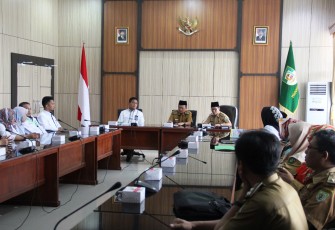 Didampingi Karo Pemkesra Rehal Hikmal, Asisten I Setda Provinsi Bengkulu Hamka Sabri hadir pada audiensi antara Pemprov Bengkulu dengan Tim Penilai Lembaga Sekolah Sehat.