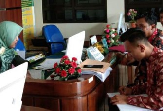 Walhi Bengkulu saat Melayangkan Gugatan ke PN Bengkulu, Rabu (29/08/18)/