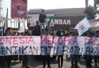 Presma Unib dan Warga Teluk Sepang saat menggelar aksi di Simpang Lima Ratu Samban Kota Bengkulu, Kamis (16/08/18).