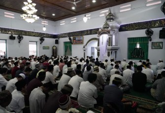  Gubernur Bengkulu Rohidin Mersyah lakukan Sholat Idul Adha di Masjid Jamik Kota Bengkulu.