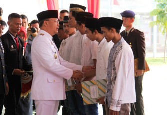 Gubernur Bengkulu meyerahkan remisi secara simbolis kepada beberapa napi