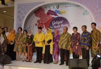 Rohidin Mersyah (batik kuning) dalam pembukaan Gebyar Batik Muda Nasional 2018. (Foto_ Tabloid Bintang)