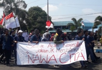 Puluhan mahasiswa UNIB saat berunjuk rasa