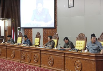Sekda Provinsi Bengkulu Nopian Andusti, SE. MT menghadiri Rapat Paripurna DPRD Provinsi Bengkulu yang ke – 1 Masa Persidangan ke – III.