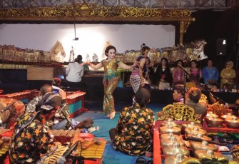 Pagelaran seni budaya wayang kulit di lapangan Plaza Stadion Sawah Lebar Bengkulu