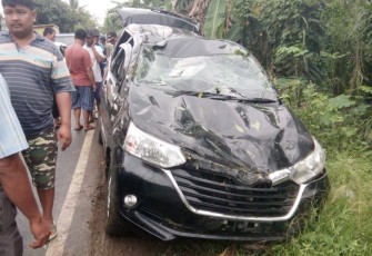 Kondisi mobil saat berhasil dievakuasi nampak ringsek dan kaca pecah