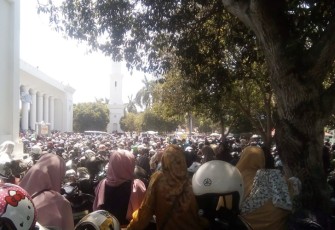 Nampak halaman masjid dipenuhi masyarakat untuk mendengarkan tausiah Ustaz Ribuan Jemaah nampak khusyuk mengikuti tausiah Ustaz Adi Hidayat