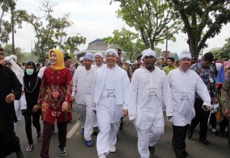 Plt Gubernur bersama kepala-kepala OPD ikut prosesi tabut tebuang.