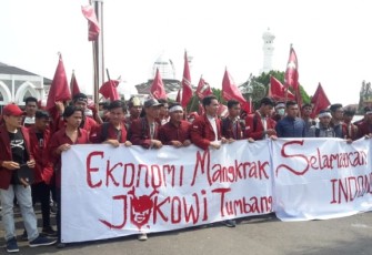 Ratusan kader IMM saat menggelar aksi demo