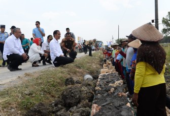 Presiden Joko Widodo dan Mendes PDTT Eko Putro Sandjojo meninjau Padat Karya Tunai (PKT) pembangunan talud jalan di Desa Tambirejo, Kecamatan Toroh, Kabupaten Grobogan, Jawa Tengah