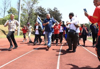 Mendes PDTT Eko Putro Sandjojo dan Menpora Imam Nahrowi membuka kegiatan porseni politeknik se-Indonesia di stadion Universitas Indonesia,Senin (3/9).