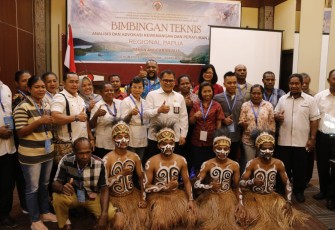 Staf Khusus Mendes PDTT Risharyudi Triwibowo, saat membuka lansung acara Bimbingan Teknis Analisis dan Advokasi Kewenangan dan Peraturan Desa Regional Papua di Jayapura, Papua (19/9)