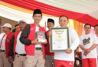 Penyerahan Piagam Rekor secara langsung oleh perwakilan MURI kepada Sekretaris Daerah Provinsi Bengkulu Nopian Andusti