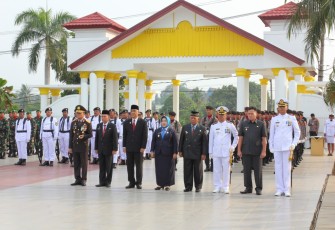 Asisten I Setda Provinsi Bengkulu Bidang Pemerintahan dan Kesra Hamka Sabri Mengikuti Ziarah dan Tabur Bunga di Makam Pahlawan Balai Buntar Dalam Rangka HUT TNI ke-73 