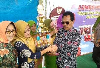 Bupati Bengkulu Tengah Dr. H. Ferry Ramli, SH, MH Foto Bersama Memberikan Hadiah 