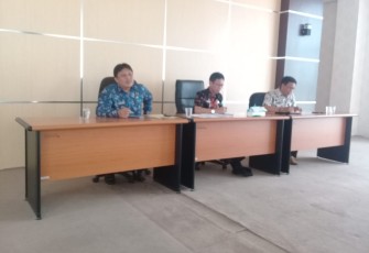 Sekda Kaur Nandar Muhadi didampingi Plt Kadis BKD-PSDM saat konferensi pers, Kamis (25/10)