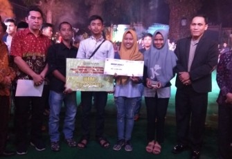 Foto bersama Siswa SMK Negeri 4 Bengkulu Utara didampingi dewan guru pembina tim film pendek pada malam puncak Festival Film Pendek di Kabupaten Rejang Lebong, Sabtu (27/10). 