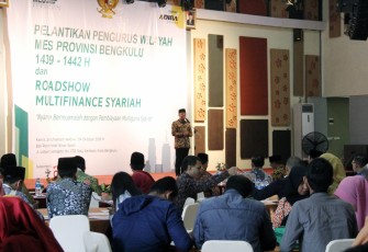 Plt Gubernur Bengkulu Rohidin Mersyah Memberikan Sambutan Pada Pelantikan Pengurus Masyarakat Ekonomi Syariah (MES) Wilayah Bengkulu Periode 1439 - 1442 H