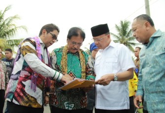 Menteri Agraria dan Tata Ruang Sofyan Jalil didampingi Plt Gubernur Bengkulu Rohidin Mersyah saat kunjungi kampung Bahari