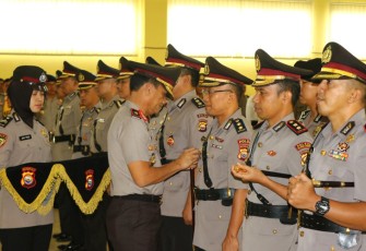 Kapolda Bengkulu Brigjen Pol Drs. Coki Manurung, SH., M.Hum saat memimpin upacara serah terima (Sertijab) 3 pejabat Utama Polda Bengkulu dan 2 Kapolres Jajaran Polda Bengkulu, di aula Adem Polda Bengkulu Senin (29/10).
