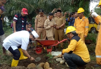 Peletakan batu pertama oleh Walikota Bengkulu Helmi Hasan