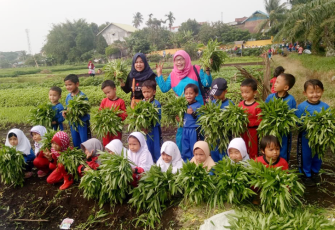Foto bersama usai panen sayur Guru dan Murid TK Tunas Harapan