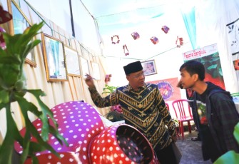 Buka Festival Kehutanan, Plt Gub Rohidin Mersyah tinjau stand stand pengelolaan perhutanan sosial.