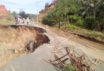 Kondisi Jalinbar di Desa Urai nyaris putus akibat abrasi