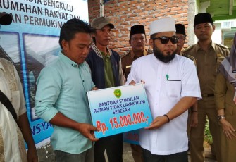 Walikota Bengkulu Helmi Hasan saat menyalurkan bantuan secara simbolis kepada warga