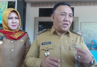 Sekda Nopian Andusti saat diwawancarai awak media