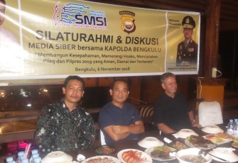 Kapolda Bengkulu Coki Manurung (tengah) bersama Ketua SMSI Rahimandani (Kiri) dan Kepala Dinas Kominfo Provinsi Bengkulu Eddy Prawisnu (Kanan).