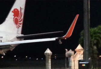 Sayap Pesawat Lion Air JT-633 Senggol Tiang Lampu