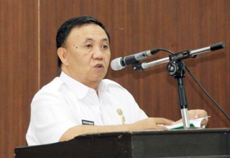 Sekda Nopian Andusti memberikan kata sambutan sekaligus membuka secara resmi Workshop Perencanaan Pembangunan Rendah Karbon