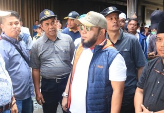 Walikota saat bertemu pedagang korban kebakaran PTM