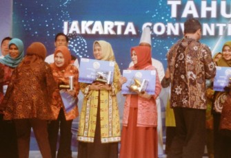 Penyerahan trofi dan piagam dari KKP RI