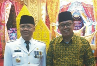Gubernur Bengkulu Rohidin Mersyah bersama Ketua PWNU Bengkulu Dr Zulkarnain Dali usai dilantik di Istana Negara Jakarta