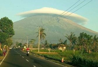 Gunung Semeru "Bertopi Awan". Foto: Twitter @Sutopo_PN