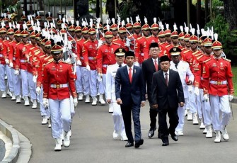 Presiden Jokowi dan Wapres Jusuf Kalla bersama Gubernur Bengkulu dan Gubernur Riau jelang pelantikan. Foto: Twitter @jokowi
