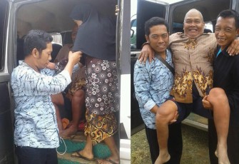 Kades Melati Harjo saat membantu warganya turun dari mobil untuk rekam e-KTP di Disdukcapil Bengkulu Utara