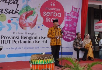 Plt Gubernur Bengkulu Rohidin Mersyah saat membuka Lomba Masak Serba Ikan dalam rangka HUT Emas Provinsi Bengkulu ke - 50