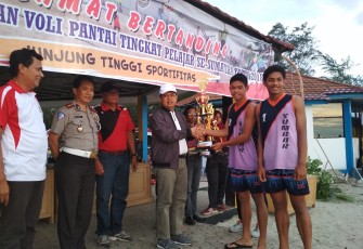 Kepala Dinas Pemuda dan Olahraga Provinsi Bengkulu Meri Sasdi Memberikan Piala Kepada Juara Pertama Voli Pantai Putra Dari Tanah Datar Sumbar 