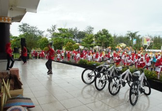 Senam Sehat, memeriahkan Peringatan Hari Ibu ke-90 dan HUT Yayasan Jantung Indonesia.