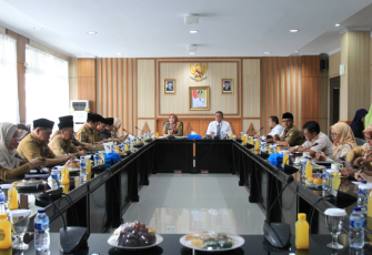 Asisten II Bidang Ekonomi Dan Pembangunan Setda Provinsi Bengkulu Yuliswani memimpin rapat persiapan Focus Group Discussion Feasibility Study dan Bisnis Plan Kawasan Ekonomi Khusus Pelabuhan Pulau Baai Bengkulu.